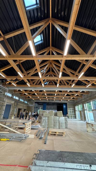 Das Herzstück der neuen Anlage: die Mehrzweckhalle! Hier wird später kräftig Sport betrieben, geprobt und gewählt!