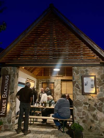 Max Panhans, Vorsitzender der CDU Seeheim-Jugenheim, zeigte sich sehr zufrieden mit dem Verlauf des Abends und richtete seinen besonderen Dank an das Backhausteam:
?Was das Team des Backhauses auf die Beine stellt, ist wirklich beeindruckend. Die Herzlichkeit, das leckere Essen und die routinierte Vorbereitung haben wesentlich zum Gelingen der Veranstaltung beigetragen. Daf�r m�chten wir uns ganz herzlich bedanken.?