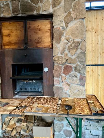 Am idyllischen Backhaus in Stettbach angekommen, erwartete die G�ste ein herzlicher Empfang mit frisch gebackenem Zwiebelkuchen aus dem Holzofen, Federwei�er und Apfelkuchen zum Dessert.