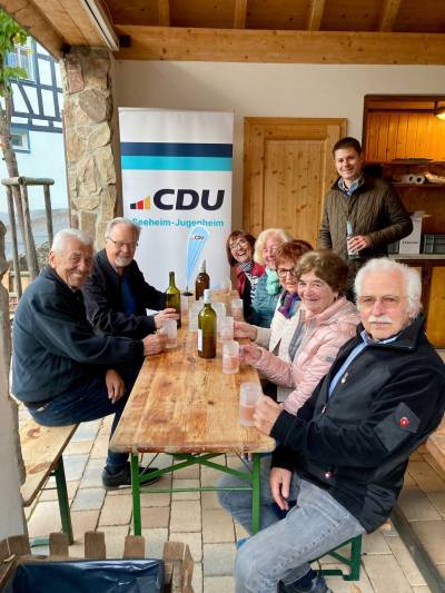Besonders erfreulich war das gro�e Interesse an kommunalpolitischen Themen: Viele Besucherinnen und Besucher nutzten die Gelegenheit, sich mit den Vertreterinnen und Vertretern der CDU Seeheim-Jugenheim �ber aktuelle Projekte und Anliegen in der Gemeinde auszutauschen.