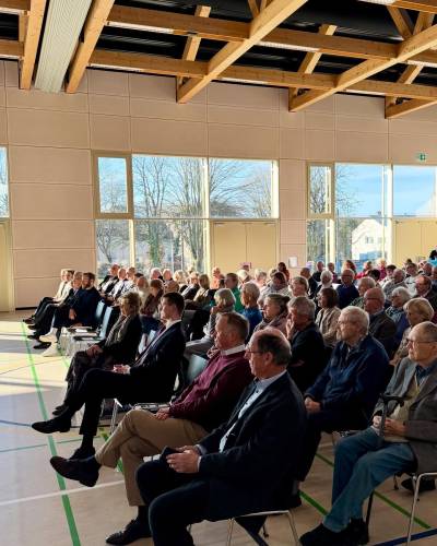 m Anschluss nutzten die G�ste die Gelegenheit zum pers�nlichen Austausch. Bei Schnittchen, Sekt und Orangensaft wurde in angenehmer Atmosph�re diskutiert und das neue Forum erstmals mit Leben gef�llt.
Max Panhans zeigte sich erfreut �ber die gro�e Resonanz.