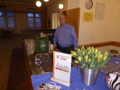 Marco Hesser, Mitglied des Kreisausschu�, sorgte am Getr�nkestand f�r den fl�ssigen Nachschub.