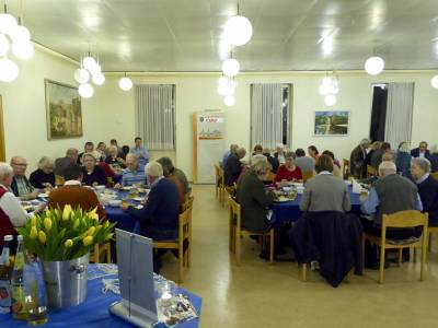 Bei vollen Tellern wurde es deutlich leiser im Saal.