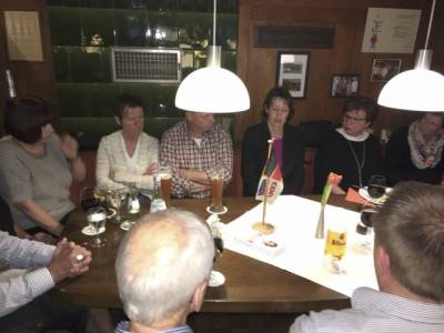 Eine sehr angeregte Diskussion �ber die politische Situation in Deutschland folgte der Einleitung von Frau Mannes.