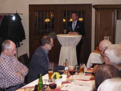 Danach stellte sich Alexander Kreissl ausf�hrlich vor.