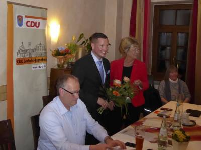 100% Zustimmung f�r Alexander Kreissl sind ein �berzeugendes Votum der Mitglieder. Karin Neipp gratulierte als erste.