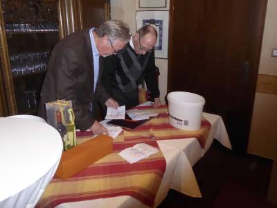 Die bew�hrten Wahlhelfer Herbert Raff und Heiko Merz bei der Stimmenausz�hlung.