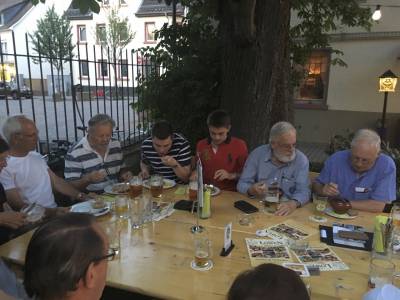 Bei Speis und Trank wurden einige �rtliche Themen weiter diskutiert.