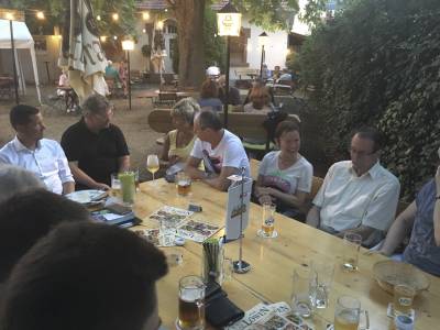 Zum Abschlu� ging es in den Biergarten.