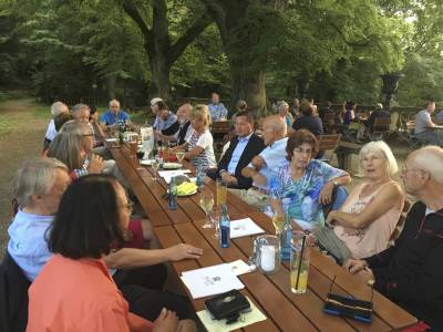 In gro�er Runde gab es viele angeregte Diskussionen und Gespr�che mit B�rgermeisterkandidat Alexander Kreissl.