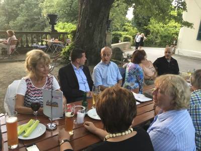 B�rgermeisterkandidat Alexander Kreissl beim Stammtisch.