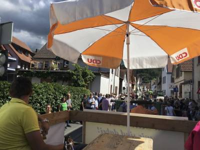 Die letzten Meter f�hrten wie immer die Darmst�dter Strasse hinauf und unsere Wurfware Gummib�rchen reichten bis zum Schlu�.