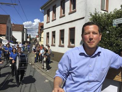 Bei sch�nstem Wetter waren viele Zuschauer an der Strecke.