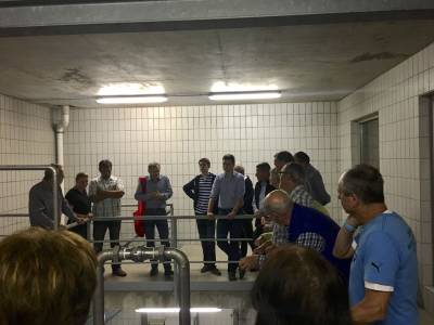 Herr Hollenbach erl�uterte sehr engagiert den Verlauf der Wasserbereitung.