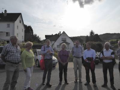 Treffpunkt in Balkhausen war der Parkplatz am B�rgerhaus mit einer Einf�hrung von Herrn Hollenbach.