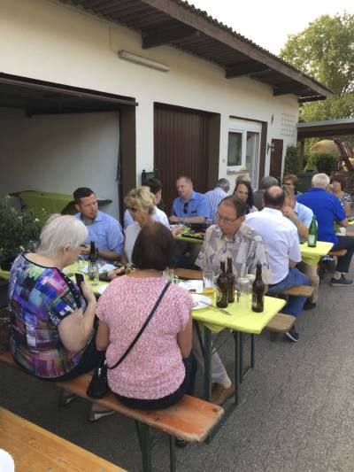 Zum Abschlu� konnten wir uns bei einem Vesper von der ausgezeichneten Wurstqualit�t des Hofes �berzeugen. Dank an Familie Jockel f�r die eindrucksvolle F�hrung.