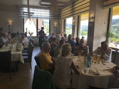 F�rs leibliche Wohl war bestens gesorgt bei einem sch�nen Ausblick auf den Neckar.