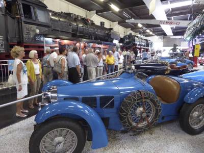 Das Museum bietet eine Vielzahl bestens gepflegter historischer Fahrzeuge - hier die Bugattis.