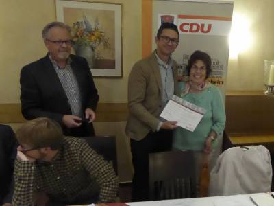 Margit Holzapfel erhielt f�r 25 Jahre ein Urkunde, Ehrennadel und ein Weinpr�sent von Grimme.