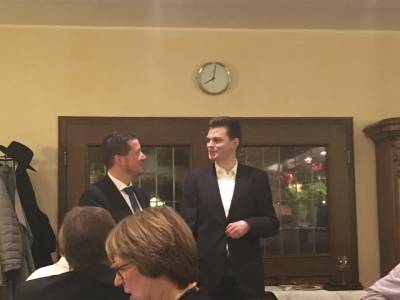 Lukas Panhans bedankt sich bei Alexander Kreissl f�r die super Zusammenarbeit im Wahlkampf.