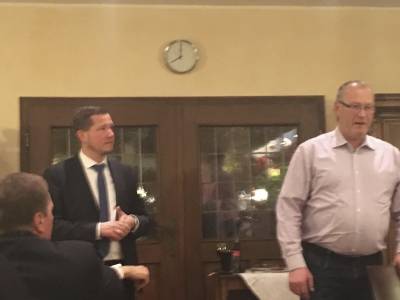 Kreisausschussmitglied Marco Hesser gratuliert und wei� das B�rgermeisteramt auch in Zukunft in guten H�nden.