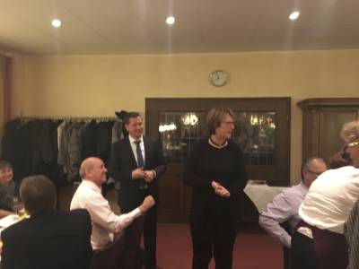 Karin Wolff, MdL freut sich mit dem Gewinner und lobt das gro�e Engagement des Kandidaten und der CDU vor Ort.