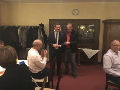 Olaf K�hn gratuliert Alexander Kreissl und sagt ihm die volle Unterst�tzung bei der Amts�bergabe zu.