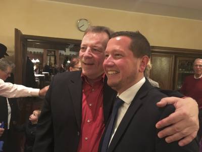 B�rgemeister Olaf K�hn freut sich �ber den Wahlsieg von Alexander Kreissl.