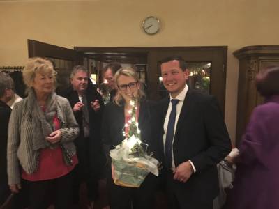 Karin Neipp hat ein weihnachtliches Pr�sent f�r Stefanie Kreissl, die ihren Mann hervorragend im Wahlkampf unterst�tzt hat.