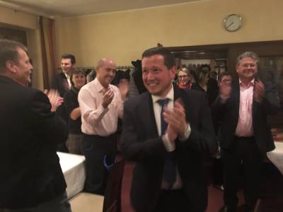 Standing Ovations f�r Kreissl bei der Ankunft im Darmst�dter Hof.