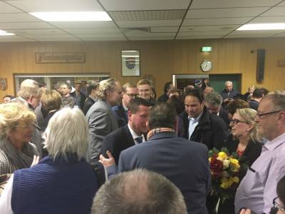 Landrat Pit Schellhas gratuliert Alexander Kreissl.