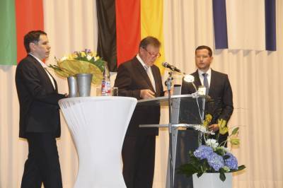 Olaf K�hn las die Ernennungsurkunde von Alexander Kreissl vor.