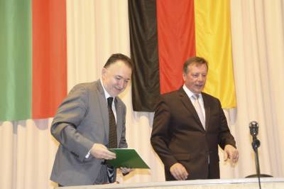 Zu Beginn unterzeichneten die B�rgermeister Dr. E. Kabaivanov und Olaf K�hn den Freundschaftsvertrag mit Karlovo (Bulgarien).