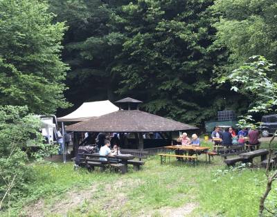 Bei warmem und trockenem Wetter war die Grillh�tte der ideale Ort f�r den Brunch.