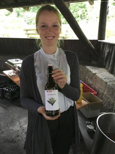 Lea pr�sentiert das Spezialbier, extra f�r dieses Event gebraut.