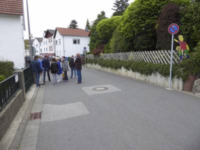 Die Zufahrt zum Schwimmbad ist erst seit dem Aufstellen des gegen�ber liegenden Parkverbots wieder praktikabel.