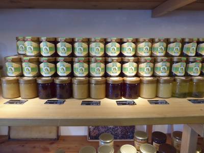Im Laden gibt es ein reichhaltiges Angebot an Honigsorten, Artikel aus Bienenwachs und Hochprozentigem mit Honig.