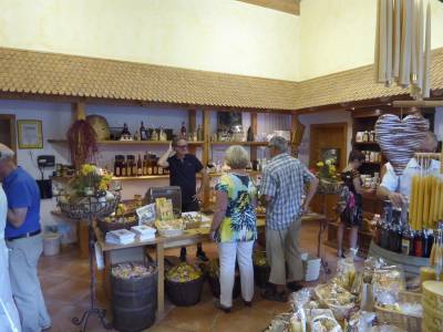 Peter Wagner erkl�rt detailliert, wie die Bienenzucht und Honiggewinnung heute betrieben wird.