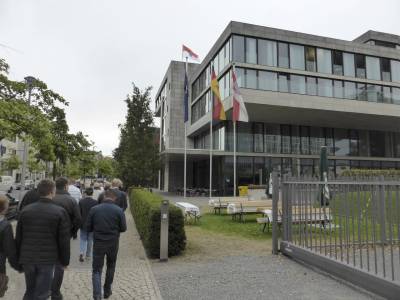 Diese liegt s�dlich des Brandenburger Tors an den Ministerg�rten.