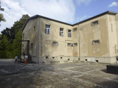 Von 1945 bis 1988 wurden hier unter unmenschlichen Umst�nden Gefangene eingesperrt, gef�gig gemacht und verh�rt.