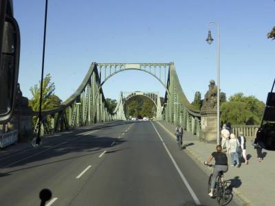 �ber die Glienicker Br�cke erreichten wir Potsdam.