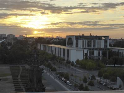 Dies war ein sch�ner Abschluss eines sehr eindrucksvollen und informativen Besuchtags - hier der Blick nach Westen zum Kanzleramt.