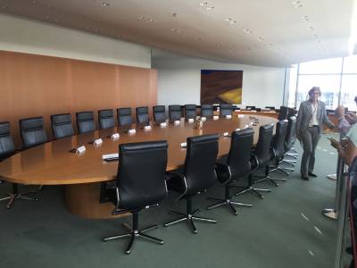 Im S�dfl�gel im 6. Stock tagt das Bundeskabinett an diesem ovalen Tisch.