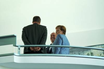 Aus dem 6. Stock hatten wir zuf�llig einen kurzen Blick auf die Kanzlerin und Kanzleramtsminister Helge Braun.