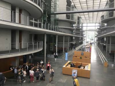 Dies ist nur eines von mehreren Abgeordnetenh�user.