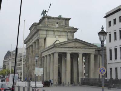 Am Di. stand ein umfangreiches Programm an. Die Fahrt f�hrte vorbei am Brandenburger Tor ...