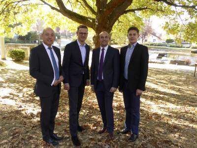 Abschlussfoto im Park: vlnr Gottfried Milde (Kreisvorsitzender), Dr. Carsten Linnemann (MdB), Lutz K�hler (Landtagskandidat) und Max Panhans (Vorsitzender)