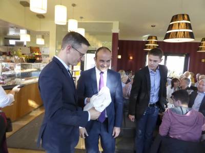 K�hler und Panhans bedanken sich bei Linnemann mit einem Buchpr�sent.