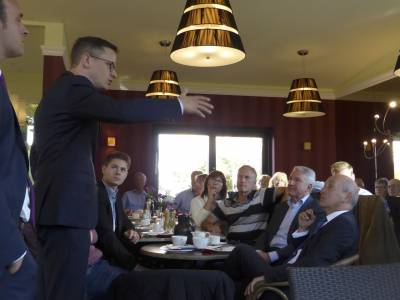 Als Vorsitzender der CDU-Mittelstandsvereinigung forderte er die Wiedereinf�hrung des Meisters in einigen Branchen sowie Entb�rokratisierung f�rs Handwerk. 