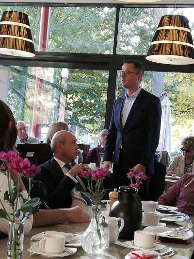 Am Beispiel der Eurokrise machte er klar, dass das Vertrauen in staatliche Instanzen abgenommen hat. Dem muss die Politik entgegen wirken, indem sie Ziele f�r die Zukunft formuliert. 